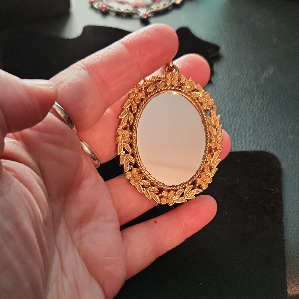 Elegant Gold and Black Floral Pendant - Picture 2 of 2